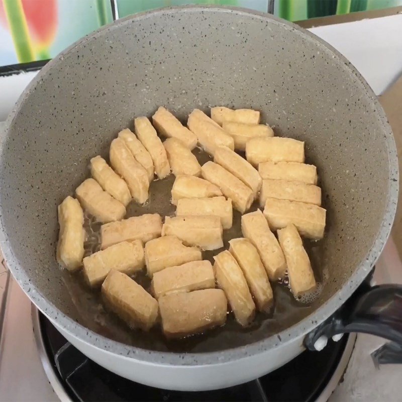 Chiên đậu hũ cho bún chay rau củ