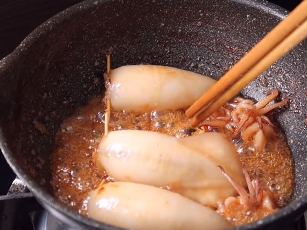 Chiên mực nhồi thịt vàng giòn