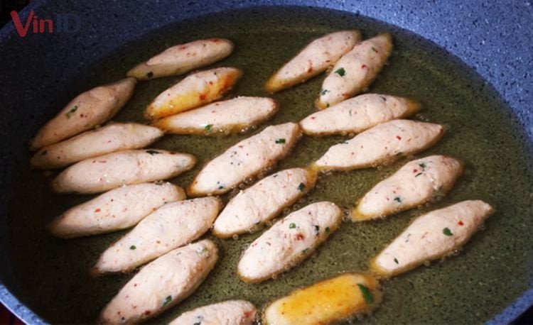 Chiên những miếng bánh khoai mì chiên cay vàng đều