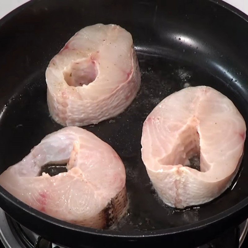 Chiên sơ cá chuối trên chảo dầu nóng giúp cá săn chắc