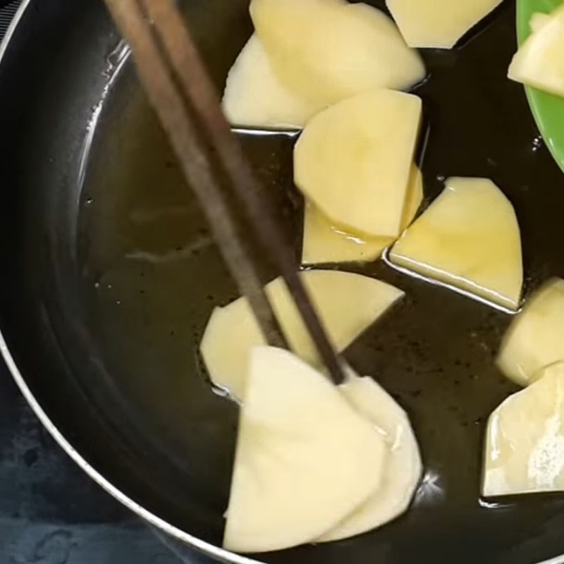 Chiên sơ khoai tây trong dầu nóng để khoai có màu vàng đẹp