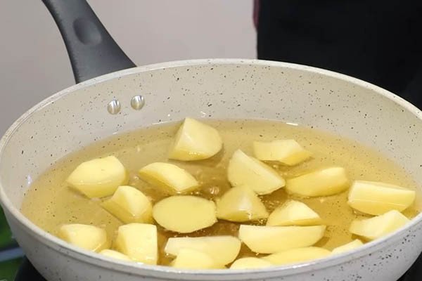 Chiên sơ khoai tây và cà rốt