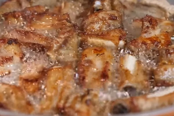 Chiên sườn vàng đều các mặt trong chảo dầu nóng, đảm bảo độ giòn hấp dẫn