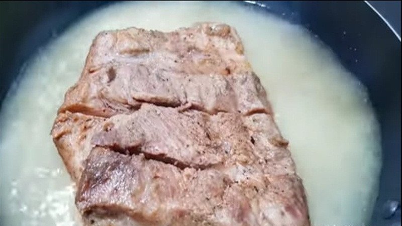 Chiên thịt heo ba chỉ trên chảo ngập dầu cho da giòn