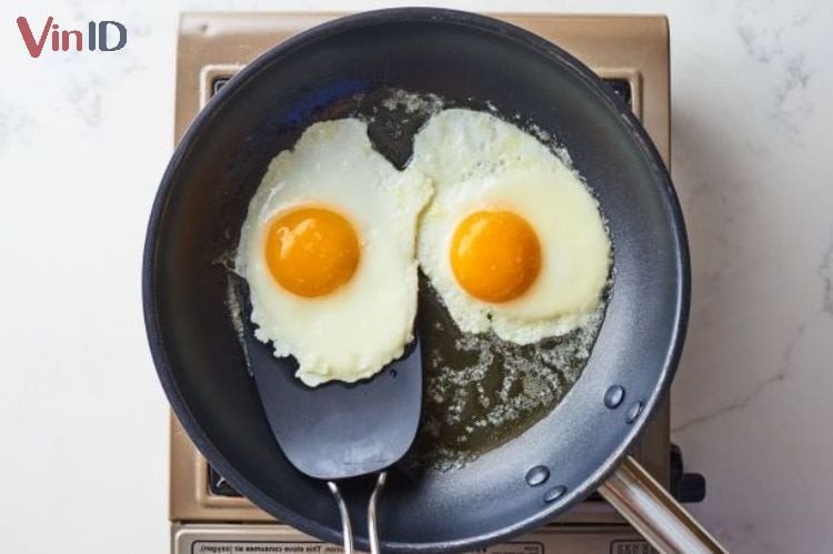 Chiên trứng ốp la cùng xúc xích vàng ruộm
