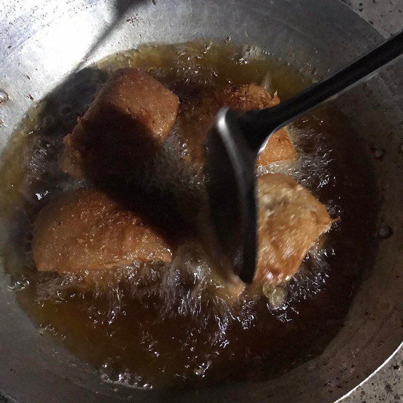 Chiên vàng đều miếng thịt bì heo giòn
