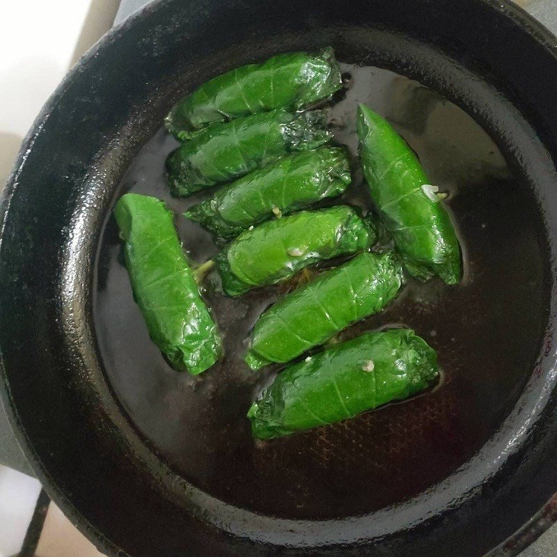 Chiên vàng giòn từng miếng thịt cuốn lá lốt trong chảo dầu nóng