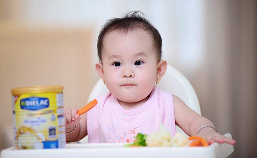 Chờ bột ăn dặm Ridielac gạo sữa nguội và cho bé ăn ngon miệng