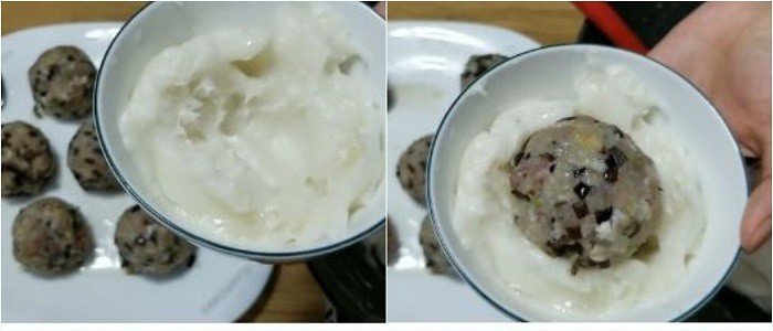 Cho bột và nhân bánh giò vào chén để làm bánh giò chén tiện lợi