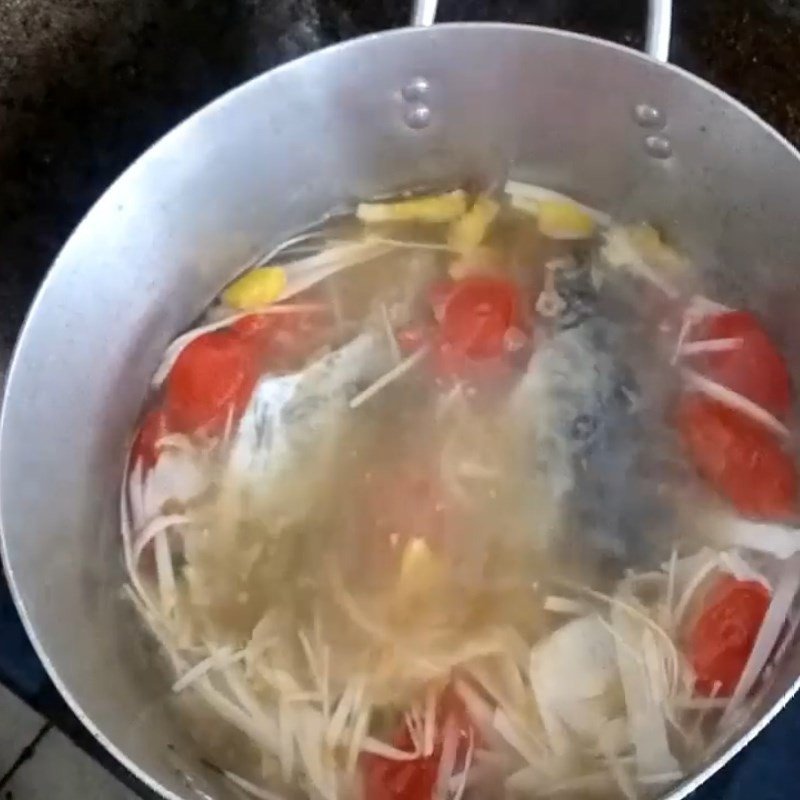 Cho cá dìa vào nồi canh đang sôi