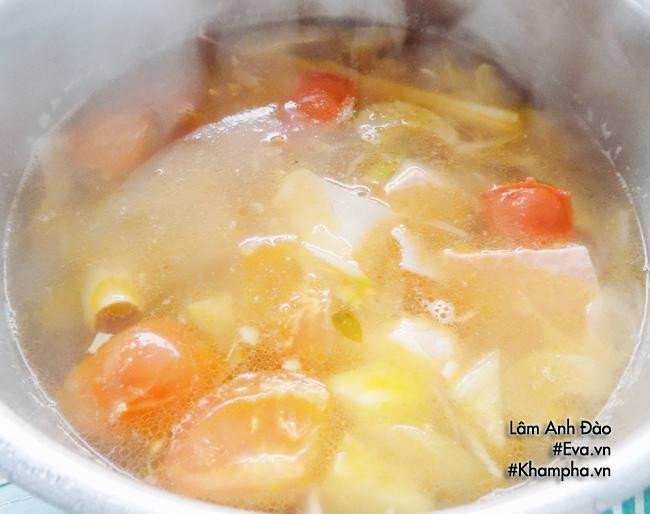 Cho cá hồi vào nấu canh chua