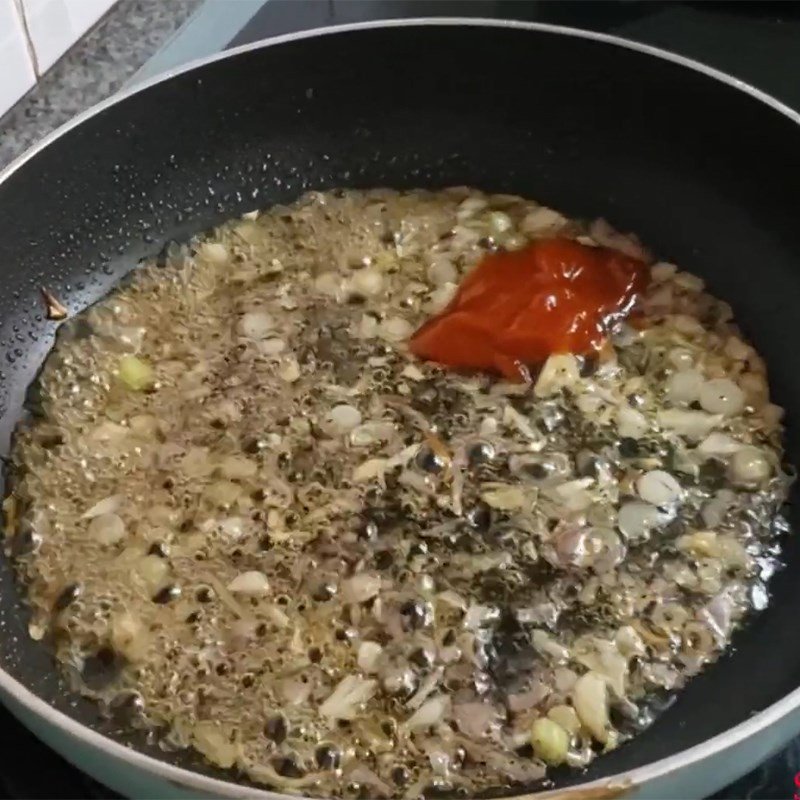 Cho cá khô vào rim cùng nước sốt chua ngọt