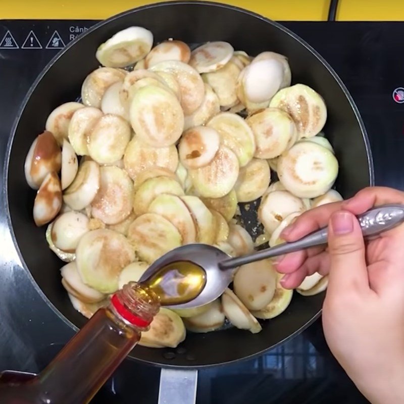 Cho cà pháo đã sơ chế vào chảo để xào