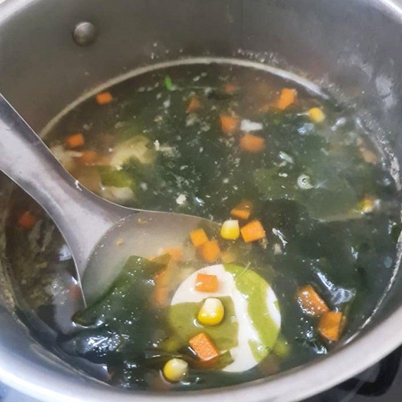 Cho các loại củ quả và rong biển vào nồi canh