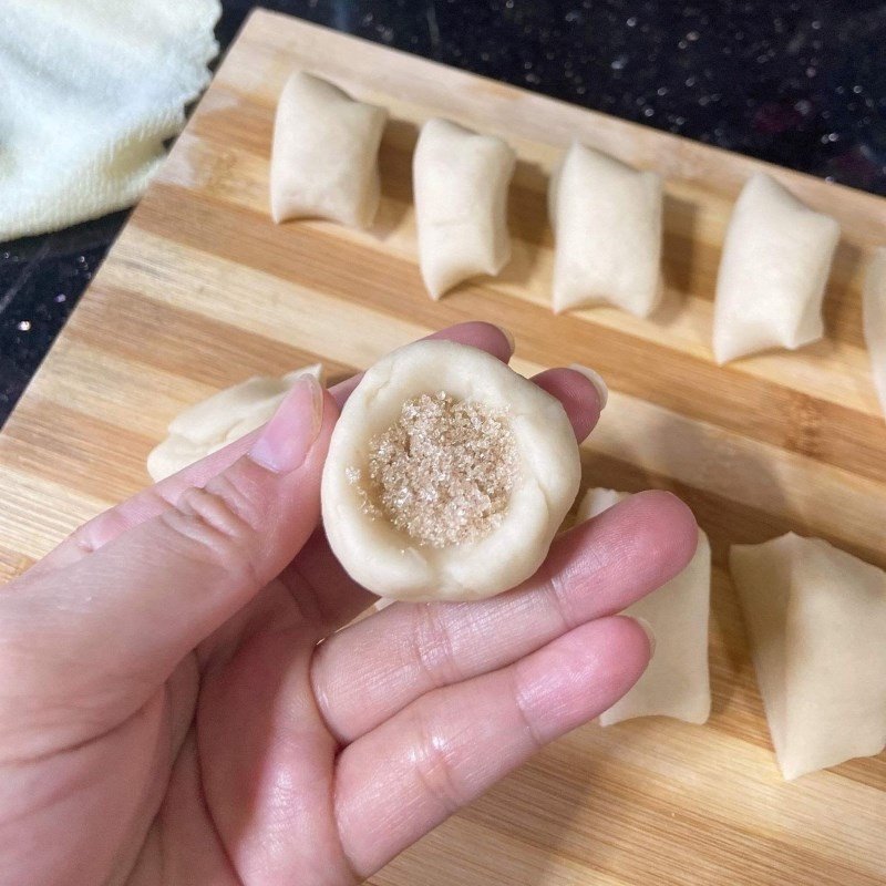 Cho đường hạt vào giữa lòng bánh bột mì