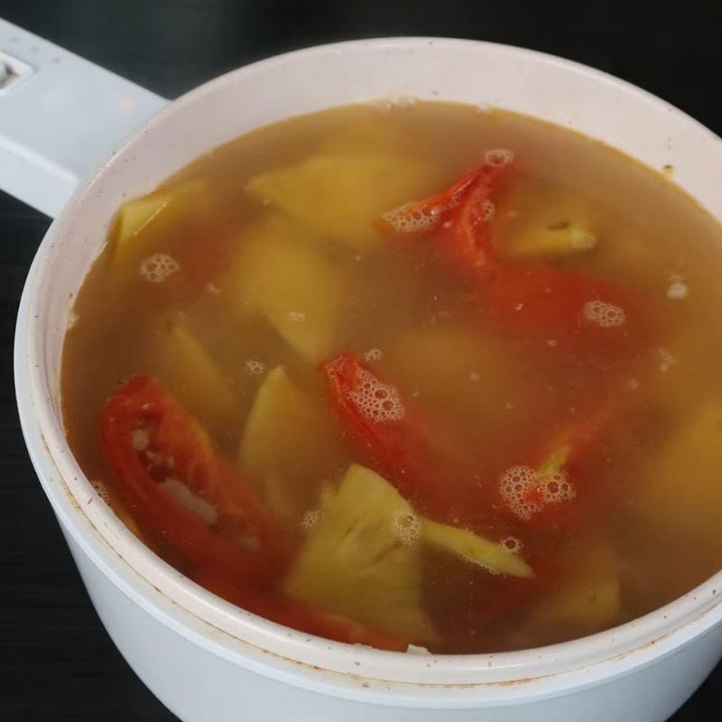 Cho giá đỗ vào nồi canh chua thịt