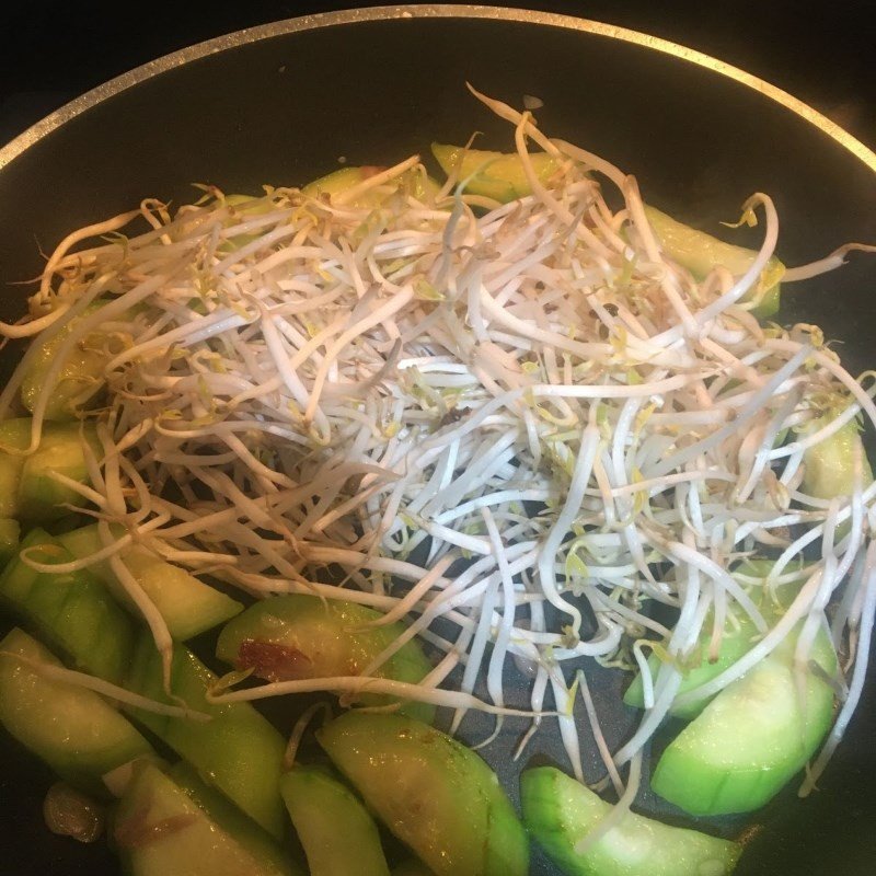 Cho giá đỗ vào xào nhanh tay
