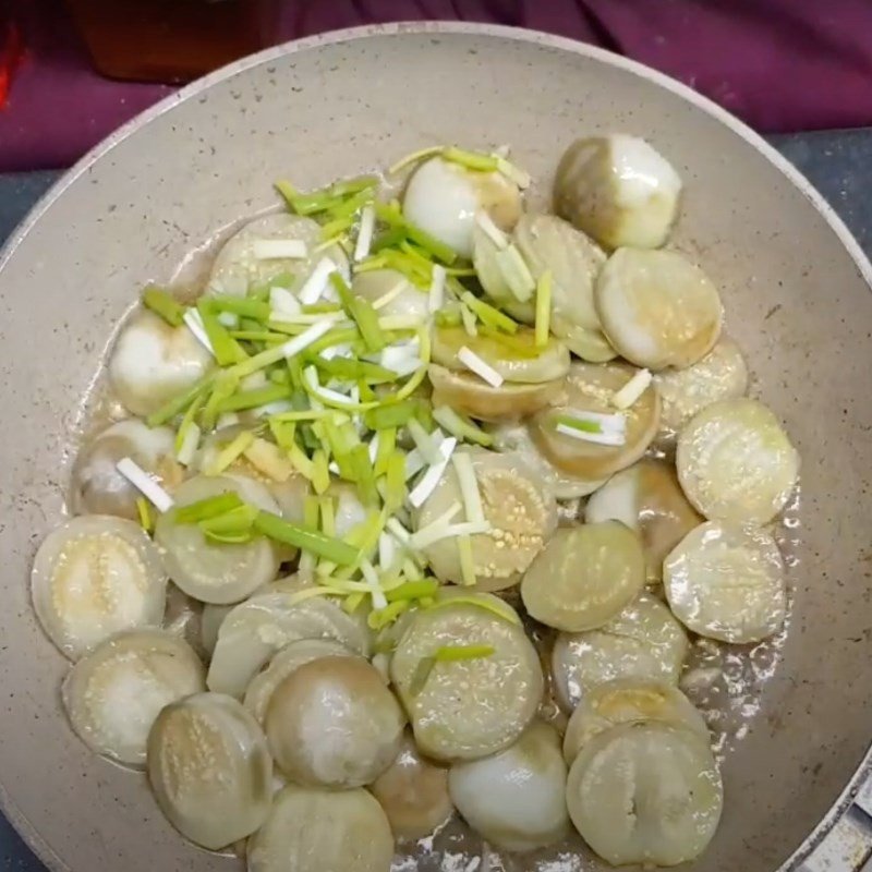 Cho lá lốt thái sợi vào xào cùng cà pháo