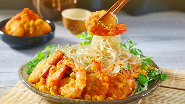Cho miến vào sau cùng khi các nguyên liệu khác đã chín để miến không nát