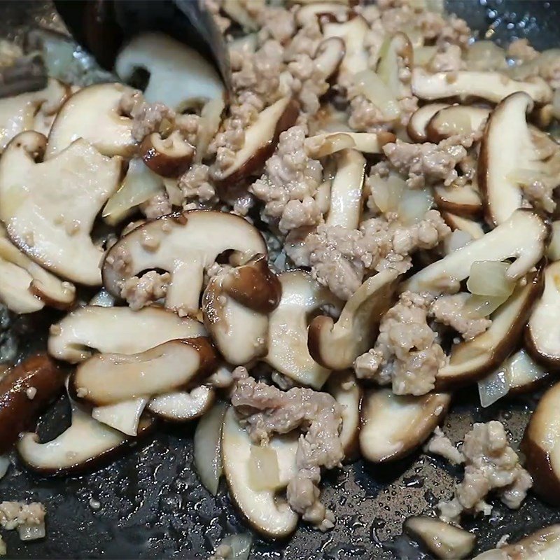 Cho nấm hương tươi vào xào cùng thịt băm