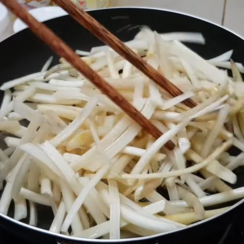 Cho ngó sen vào chảo xào