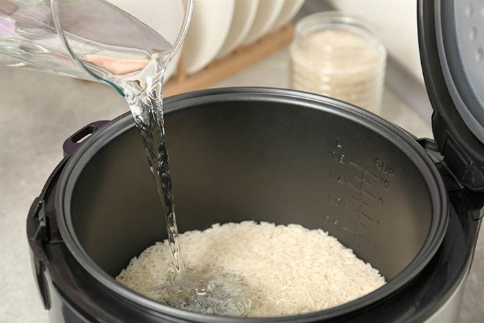 Cho nguyên liệu và đong nước vào nồi để nấu cháo gà