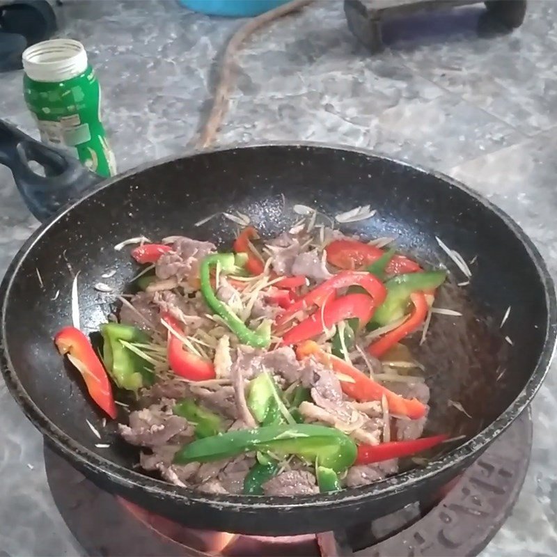 Cho ớt chuông vào xào