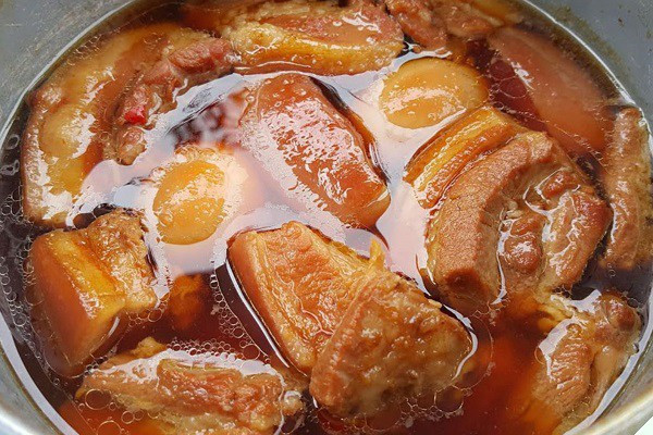 Cho trứng vịt vào nồi thịt kho tàu đang sôi