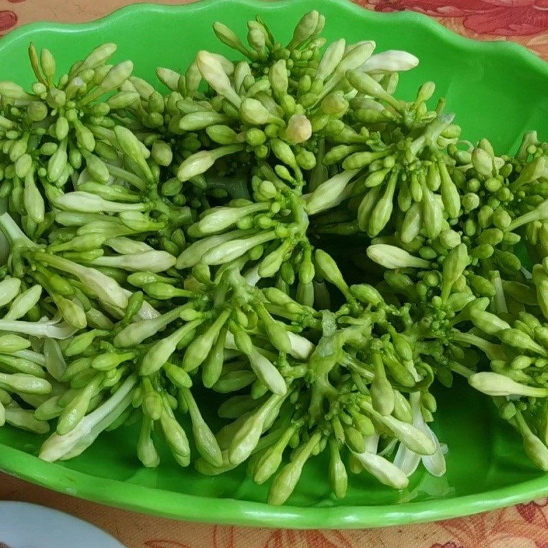 Chọn lựa và sơ chế bông hoa đu đủ đực tươi xanh