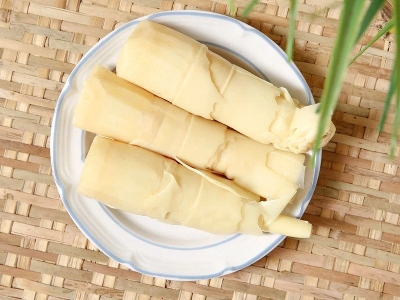 Chọn măng tươi sẽ hợp với nấu lẩu cá măng chua hơn