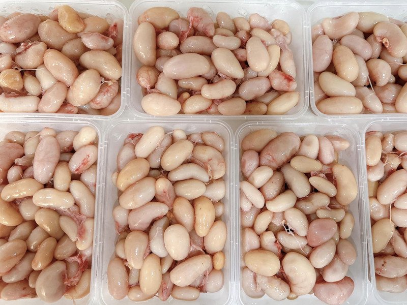 Chọn mua kê gà tươi sống tại chợ hoặc cửa hàng uy tín