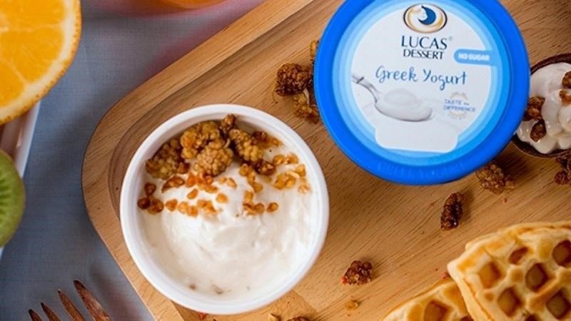 Chọn mua sữa chua Hy Lạp có nguồn gốc rõ ràng, còn tem và hạn sử dụng.