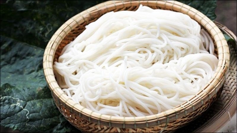 Chọn những loại bún có màu sắc tự nhiên, mùi thơm thanh khiết và sợi bún đều