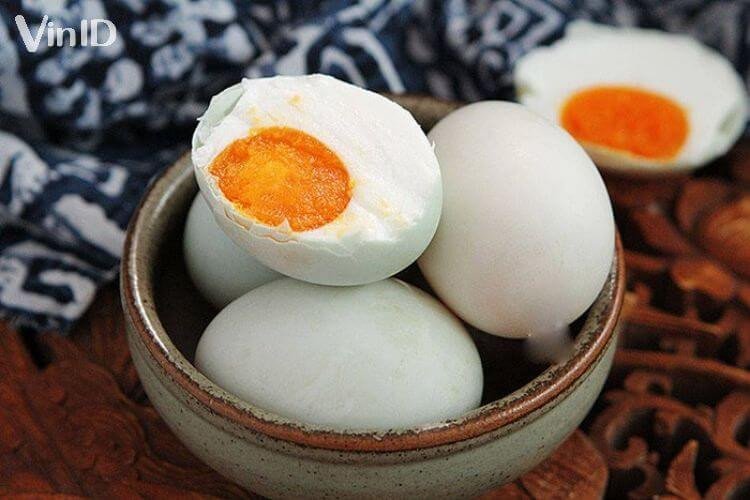 Chọn những quả trứng muối trơn, màu sáng