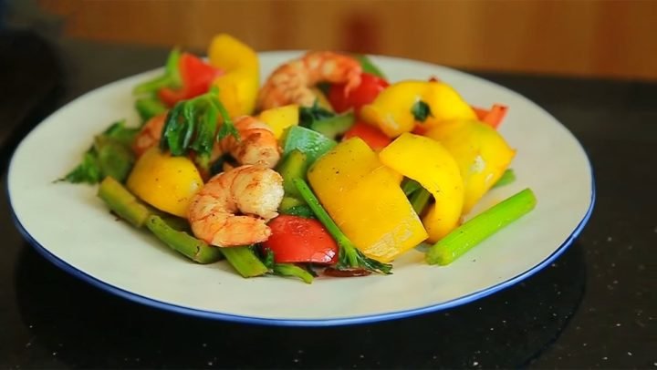 Chọn ớt chuông tươi ngon để xào không bị hăng