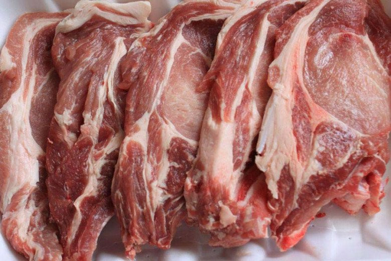 Chọn thịt heo ngon làm xá xíu