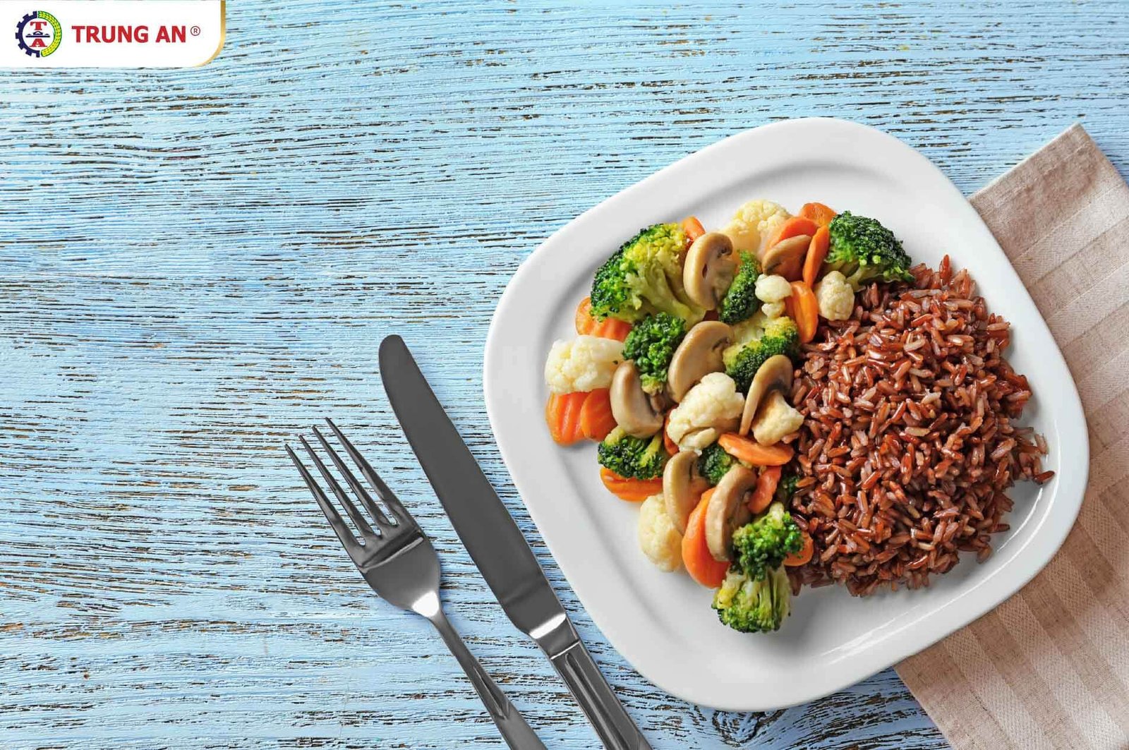 Chuẩn bị bữa ăn từ gạo lứt tím than cùng rau củ tươi ngon