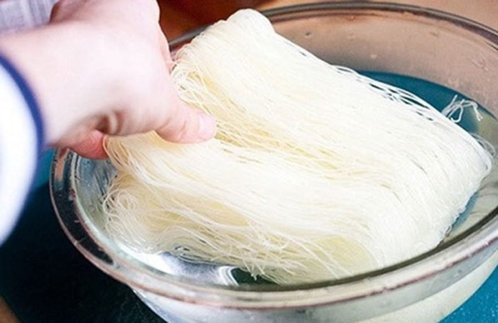 Chuẩn bị bún gạo khô để xào bún chay thập cẩm thơm ngon