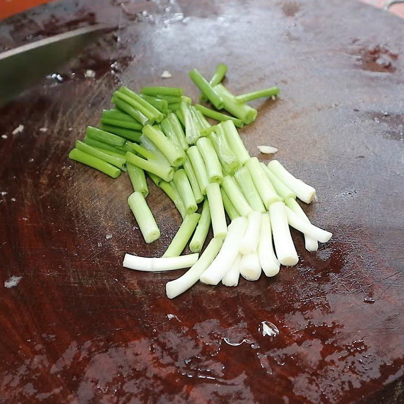 Chuẩn bị các loại rau thơm và gia vị cho món vịt hầm bia