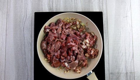 Chuẩn bị đầy đủ nguyên liệu cho món pate thịt băm thơm ngon