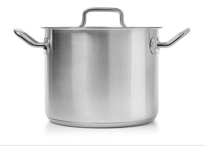 Chuẩn bị dụng cụ để nấu dầu gội thảo dược cô đặc