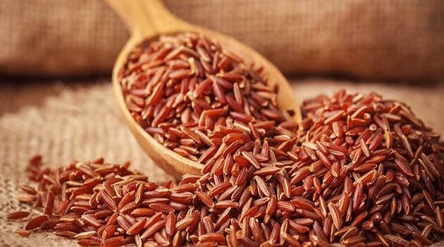 Chuẩn bị gạo lứt huyết rồng, nước và nồi cơm điện để bắt đầu nấu