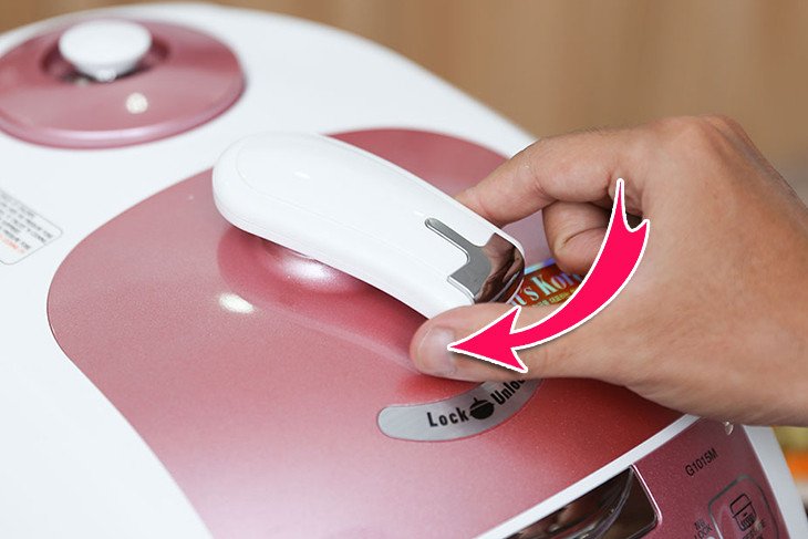 Chuẩn bị gạo và nước để nấu cơm nồi Cuckoo