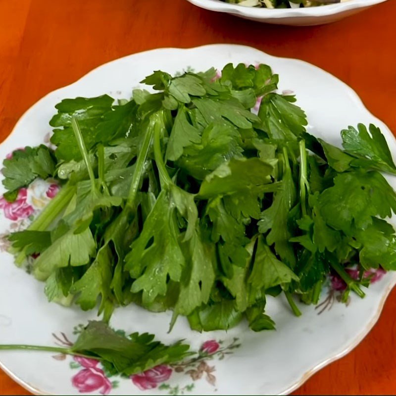 Chuẩn bị gia vị cho món mắt cá ngừ đại dương hầm tiêu xanh