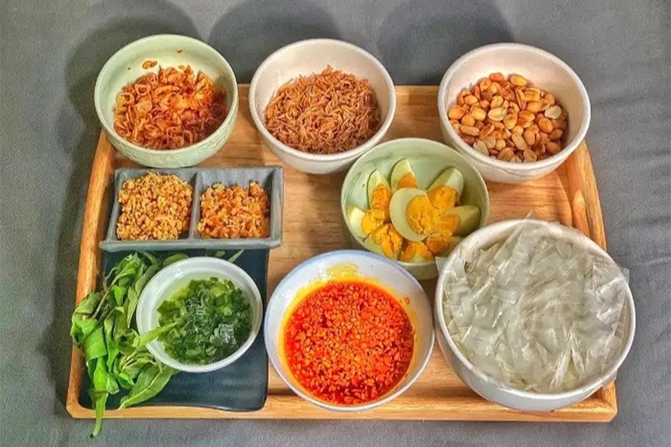 Chuẩn bị lòng đỏ trứng muối và nguyên liệu cho nước chấm bánh tráng