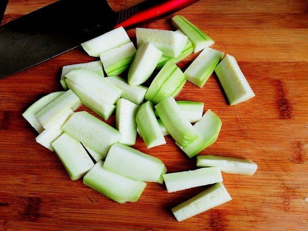 Chuẩn bị nguyên liệu cho món cách nấu canh mướp suông