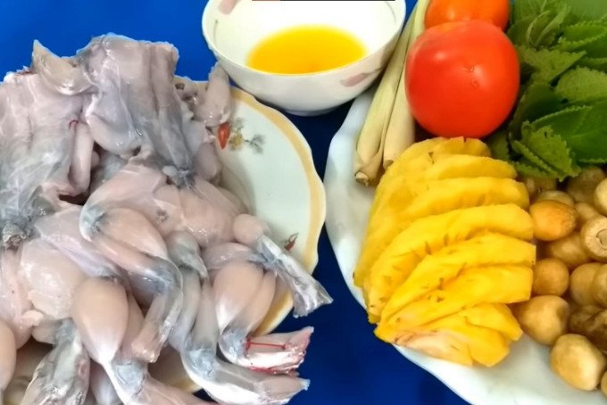 Chuẩn bị nguyên liệu cho món lẩu ếch chua ngọt độc đáo