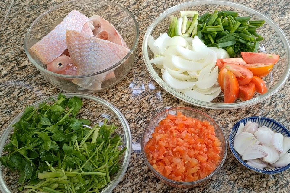 Chuẩn bị nguyên liệu cơ bản gồm cá diêu hồng, cà chua và rau củ cho món canh ngót cà chua