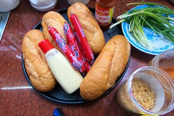 Chuẩn bị nguyên liệu làm bánh mì muối ớt