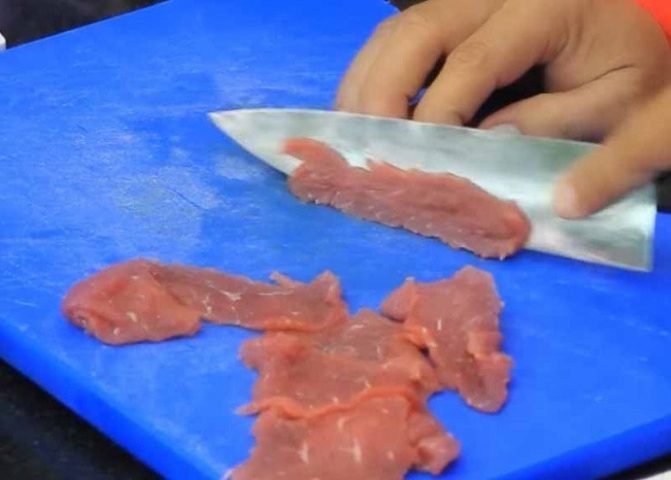 Bí Quyết Cách Nấu Lẩu Thái Tại Nhà Chuẩn Vị Thái Chuẩn bị nguyên liệu làm lẩu Thái hải sản tươi ngon